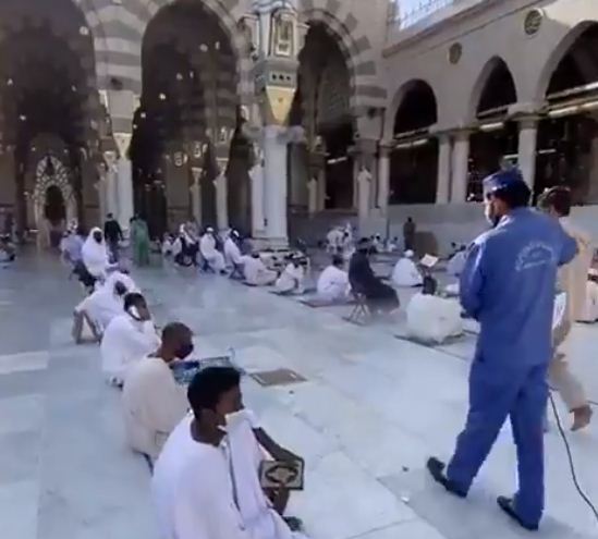 عمال المسجد النبوى يعقمون المصلين