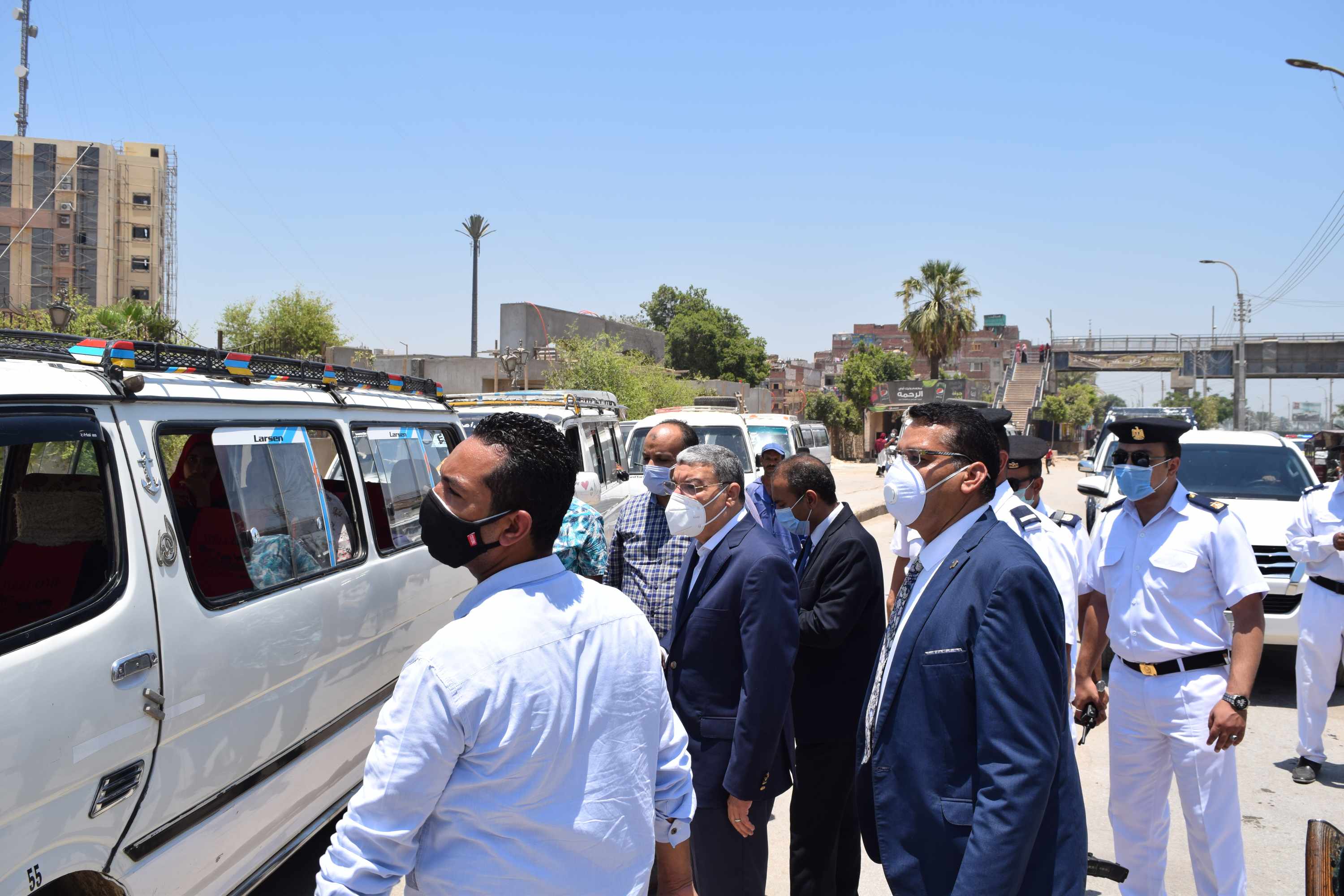 جولة المحافظ أمام بوابة جامعة المنيا  (5)