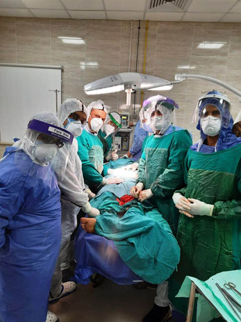 عملية جراحية لسيدة مصابة بكورونا (1)