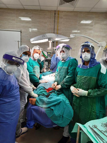 عملية جراحية لسيدة مصابة بكورونا (2)