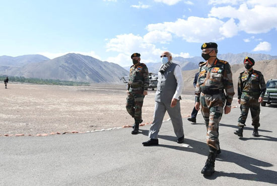 رئيس وزراء الهندي ورئيسا الجيش وأركان الدفاع