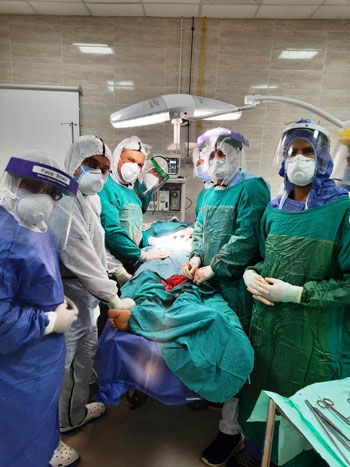 عملية جراحية لسيدة مصابة بكورونا (3)