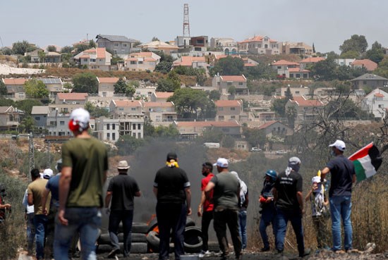 الفلسطينيون يشعلون اطارات السيارات