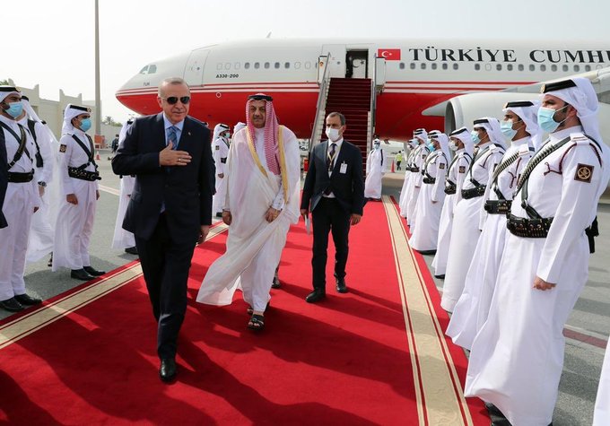 وزير الدفاع القطرى يسير خلف أردوغان خلال استقباله لدى وصوله الدوحة