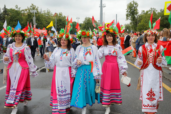 النساء ترتدى الزى البيلاروسى التقليدى خلال الاحتفال