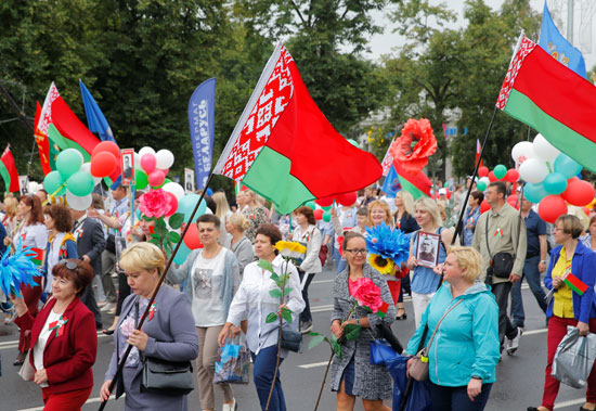 البيلاروسيين يحتفلون بالأعلام