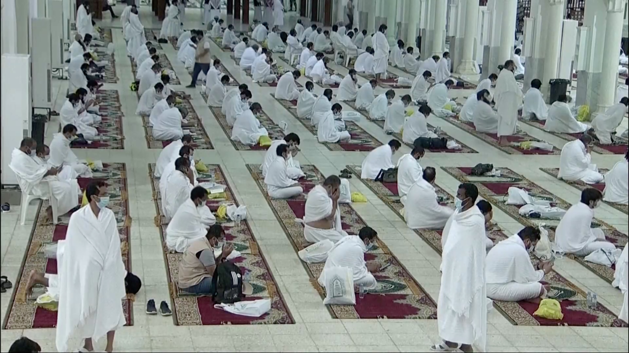 المسلمون يحافظون على التباعد الاجتماعي أثناء صلاتهم داخل مسجد نمرة