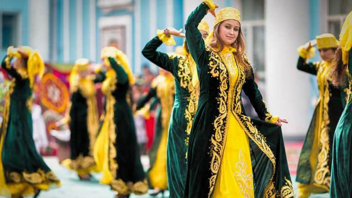 Таджикский и узбекский языки. Таджикский национальный костюм. Узбекская Национальная одежда женская. Национальная одежда Таджикистана. Узбекские национальные платья.