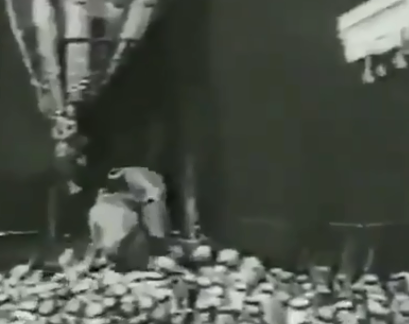 اثناء الصعود لغسل الكعبة الشريف