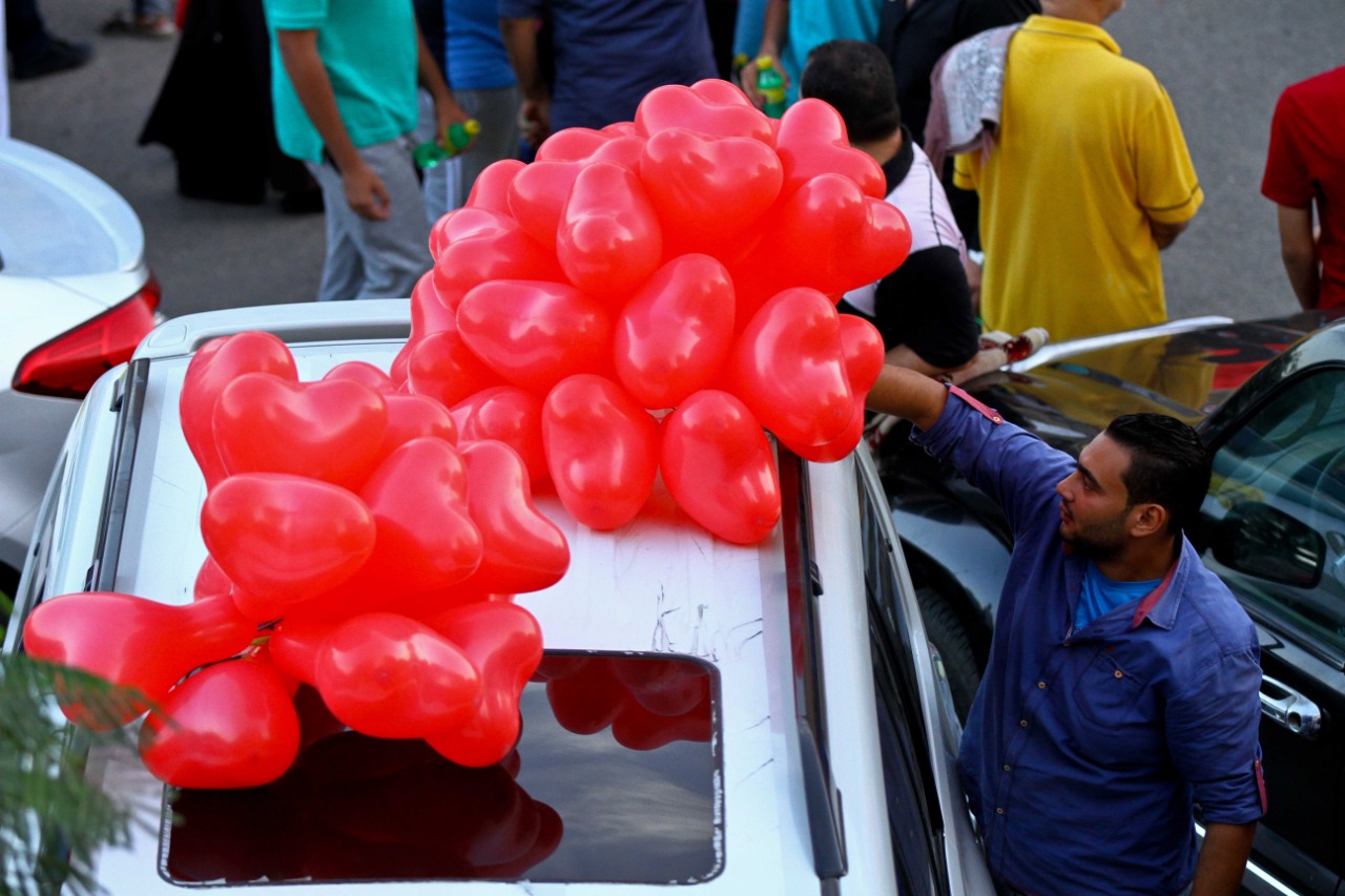 مجموعة بالونات حمراء فوق سيارة