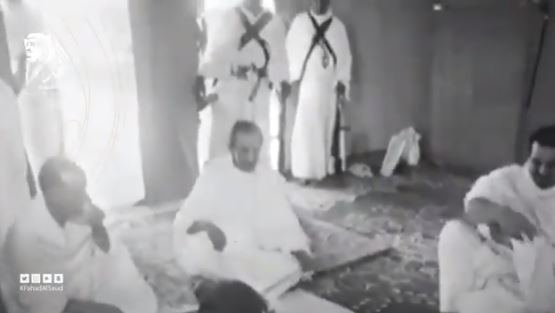  لقطة من فيديو يجمع  الملك فيصل مع الملكين عبدالله وخالد أثناء تأدية مناسك الحج (2)