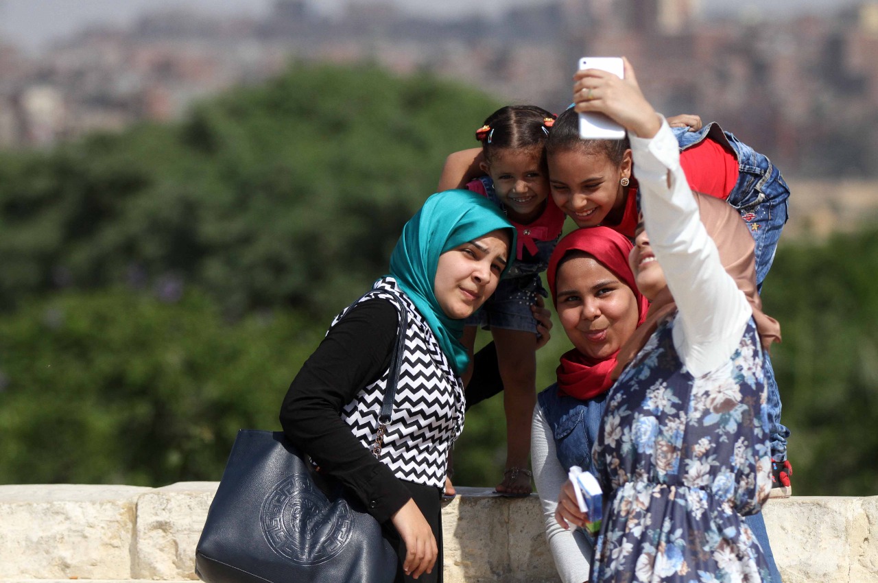 مجموعة أطفال وفتيات يلتقطن سيلفى العيد