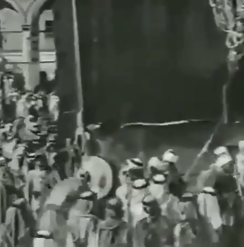 الملك عبد العزيز يقبل الحجر الاسود