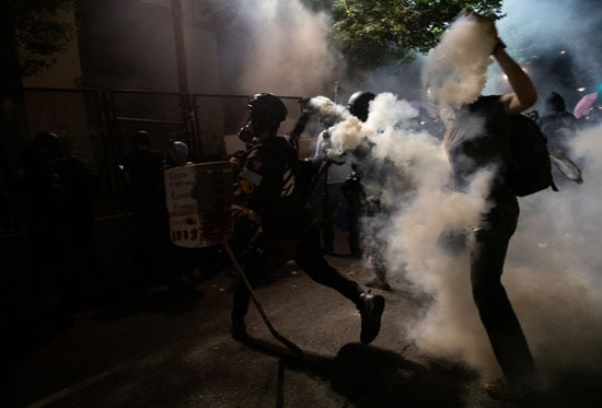 المتظاهرون يردون على الشرطة بالقنابل المسيلة للدموع