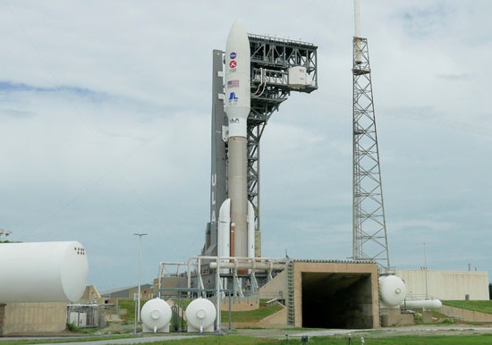 تم تجهيز صاروخ United Launch Alliance Atlas V الذي يحمل مركبة (2)