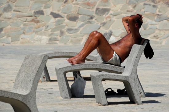 رجل يأخذ حمام شمس في برشلونة