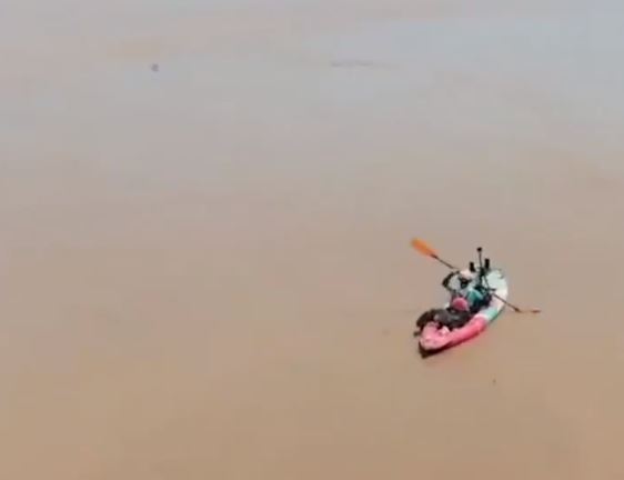 شاب صيني يصطحب كلبه في رحلة صعبة على قارب للتجديف لمدة 38 يوما (4)