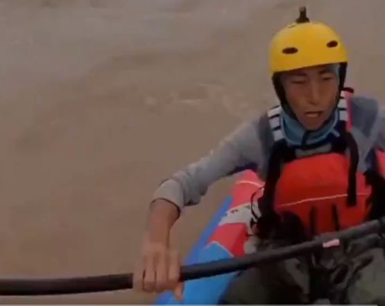 شاب صيني يصطحب كلبه في رحلة صعبة على قارب للتجديف لمدة 38 يوما (1)