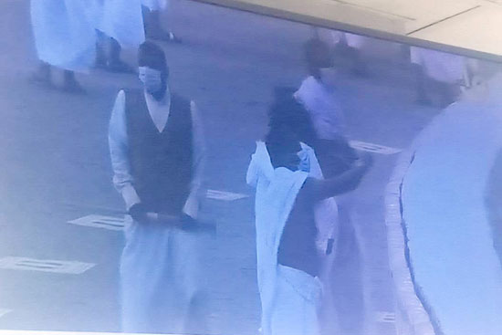 حجاج بيت الله الحرام يرمون جمرة العقبة (3)