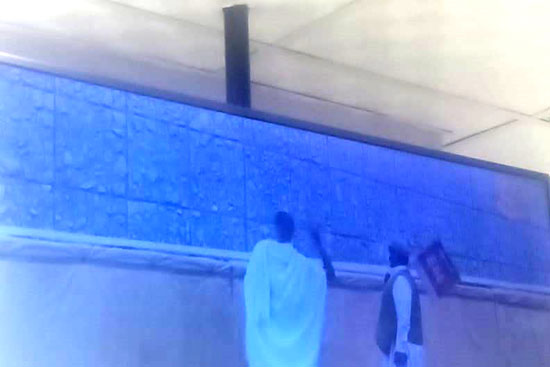 حجاج بيت الله الحرام يرمون جمرة العقبة (4)