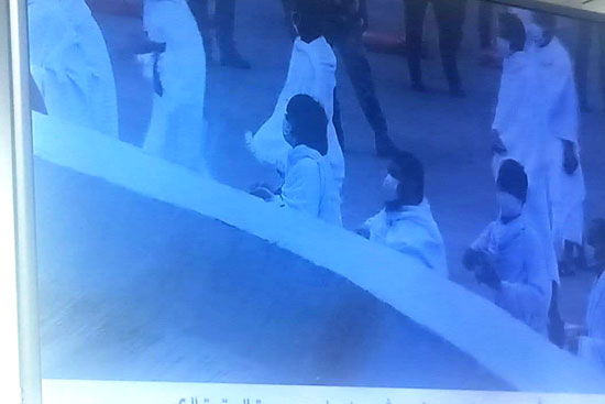 حجاج بيت الله الحرام يرمون جمرة العقبة (5)