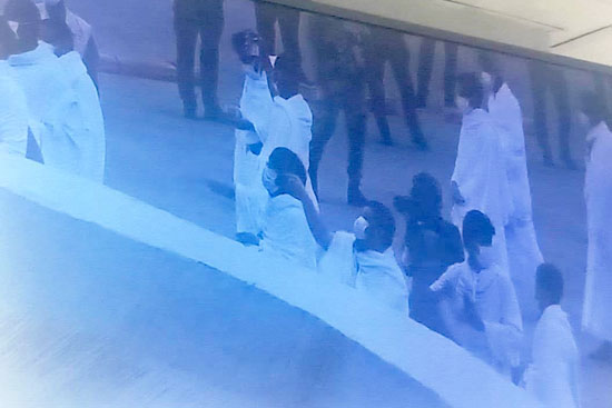 حجاج بيت الله الحرام يرمون جمرة العقبة (7)