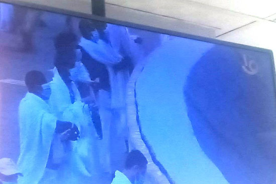 حجاج بيت الله الحرام يرمون جمرة العقبة (8)