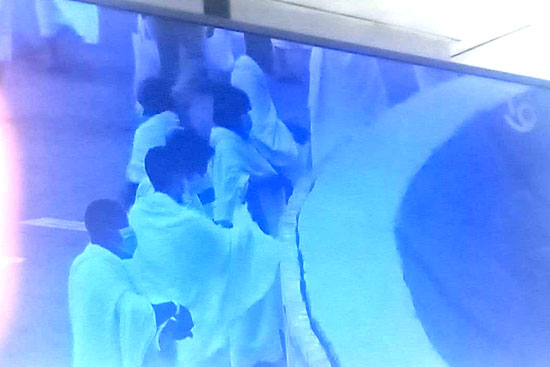 حجاج بيت الله الحرام يرمون جمرة العقبة (9)