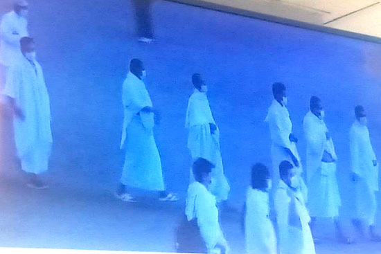 حجاج بيت الله الحرام يرمون جمرة العقبة (10)