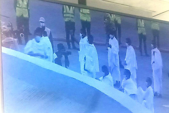 حجاج بيت الله الحرام يرمون جمرة العقبة (6)