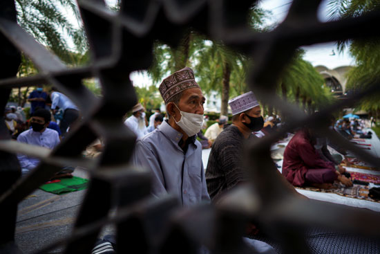 الكمامة تهيمن على الصلاة فى تايلاند الكمامة تهيمن على الصلاة فى تايلاند