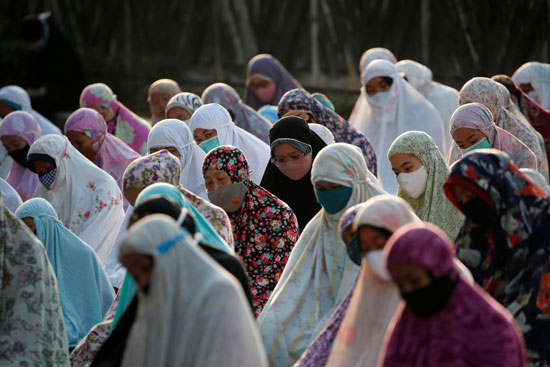 إندونيسيات يؤدون صلاة العيد
