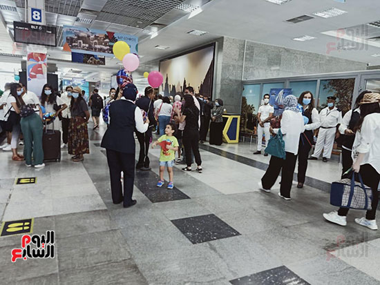 مطار-الغردقة-الدولى-يستقبل-الركاب-بالحلوى-والبلالين-احتفالا-بالعيد-(7)