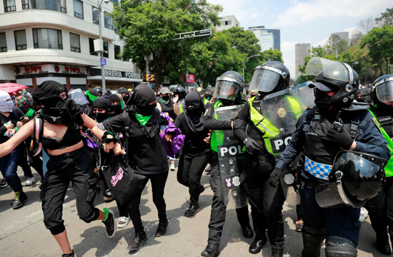 مواجهات بين الناشطات والشرطة المكسيكية