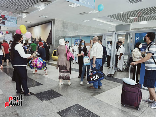 مطار-الغردقة-الدولى-يستقبل-الركاب-بالحلوى-والبلالين-احتفالا-بالعيد-(1)