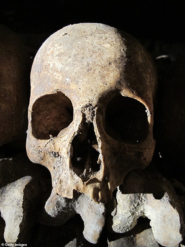 بقايا عظام ميت