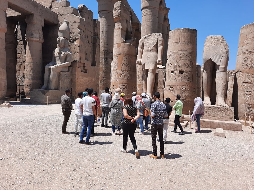 نقابة المرشدين السياحيين تنظم جولة بمعبد الأقصر لتشجيع السياح على زيارة مصر (2)