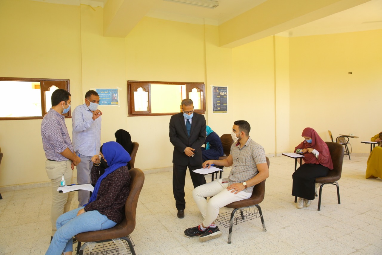 طلبة جامعات مصر يواصلون آداء إمتحانات نهاية العام وسط إجراءات وقائية  (7)