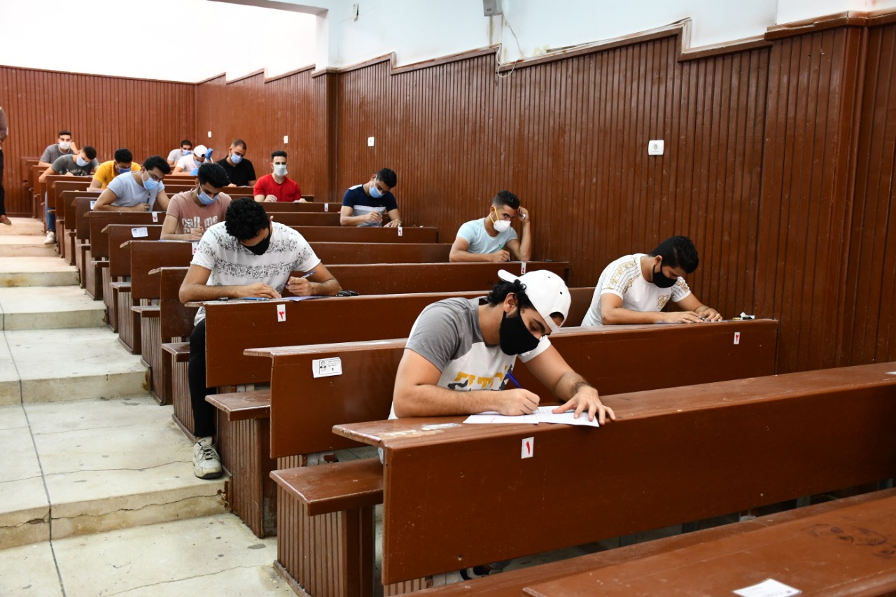 طلبة جامعات مصر يواصلون آداء إمتحانات نهاية العام وسط إجراءات وقائية  (9)