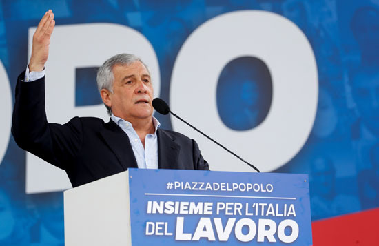 أنطونيو تاجانى يتحدث خلال مظاهرة لأحزاب المعارضة من يمين الوسط فى روما