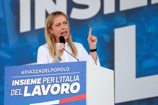 زعيمة حزب إخوان إيطاليا جيورجيا ميلوني تتحدث خلال المظاهرة