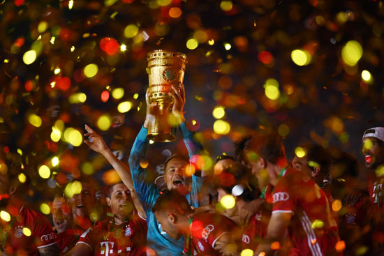 نوير قائد بايرن ميونخ يرفع كأس ألمانيا