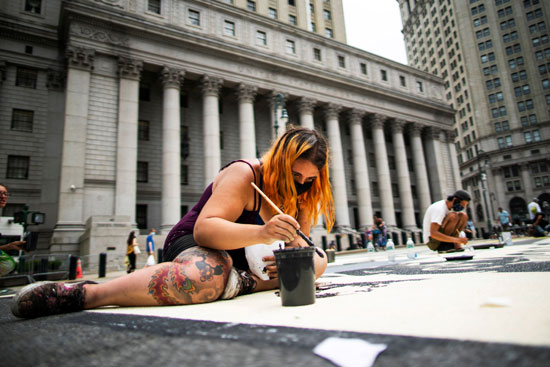 فتاة تشارك فى الرسم بشوارع نيويورك