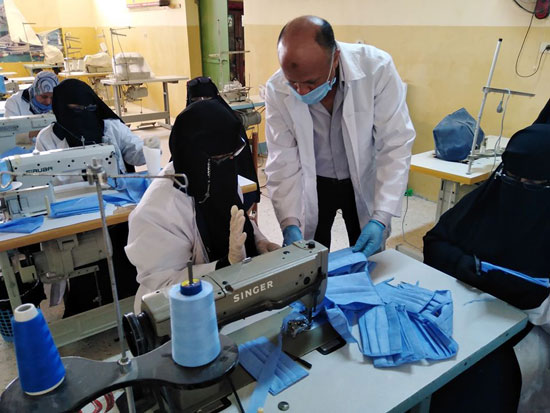 تعليم شمال سيناء يواصل إنتاج أول دفعة من الكمامات الطبية (3)