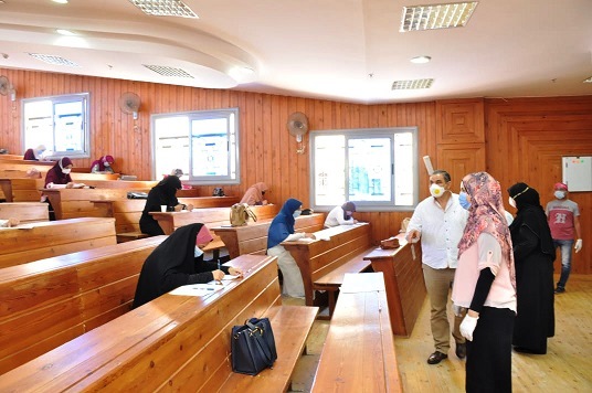 طلبة جامعات مصر يواصلون آداء إمتحانات نهاية العام وسط إجراءات وقائية  (1)