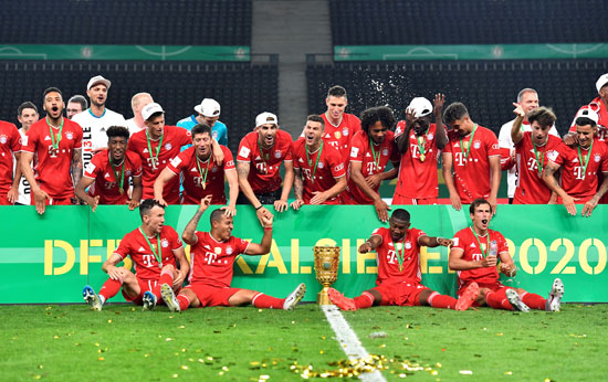 لاعبى بايرن ميونخ يحتفلون مع كأس ألمانيا