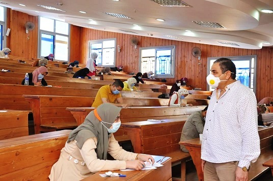 طلبة جامعات مصر يواصلون آداء إمتحانات نهاية العام وسط إجراءات وقائية  (5)