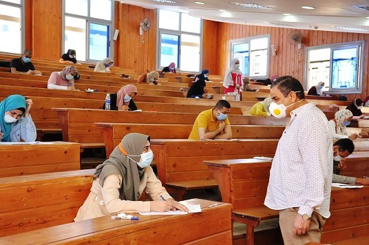طلبة جامعات مصر يواصلون آداء إمتحانات نهاية العام وسط إجراءات وقائية  (6)