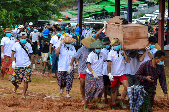 جانب من جنازة ضحايا منجم ميانمار