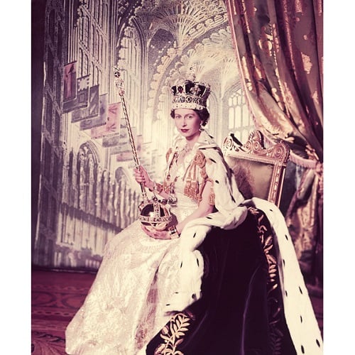 ارتدت الملكة ثوبًا مطرزًا أبيض بواسطة السير نورمان هارتنيل في تتويجها عام 1953--1